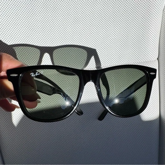 Authentic Ray-Ban Wayfarer Polarized Black Sunglasses with Case - Picture 3 of 10